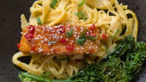 Hausmannskost: Dee Freneys heißer, mit Honig glasierter Lachs
