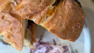 Hausmannskost: Aoife Cheungs Chili-Crunch-Schweinebauch mit Miso-Auberginen und Gurken