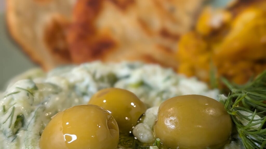 Tzatziki und hausgemachte Fladenbrote von Lilly Higgins