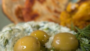 Tzatziki und hausgemachte Fladenbrote von Lilly Higgins