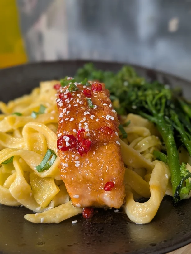 Glutenfreier scharfer Honiglachs mit zartem Knoblauch