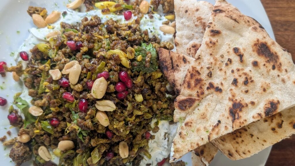 Arun Kapils grünes Chili-Lamm, Radieschen-Minz-Salat, gefrorene Gurke