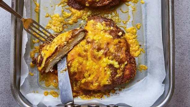 Hühnerparmo mit Käse und Currysauce