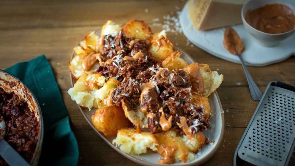 Kochen Sie wie ein Koch: geschmortes Chili-Rindfleisch und Bratkartoffeln mit Taco-Sauce