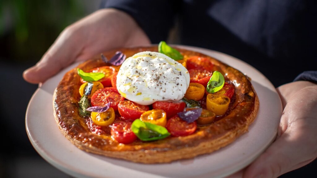 Kochen Sie wie ein Koch: langsam geröstete Tomaten-Galette mit Burrata und Basilikum