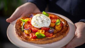 Kochen Sie wie ein Koch: langsam geröstete Tomaten-Galette mit Burrata und Basilikum