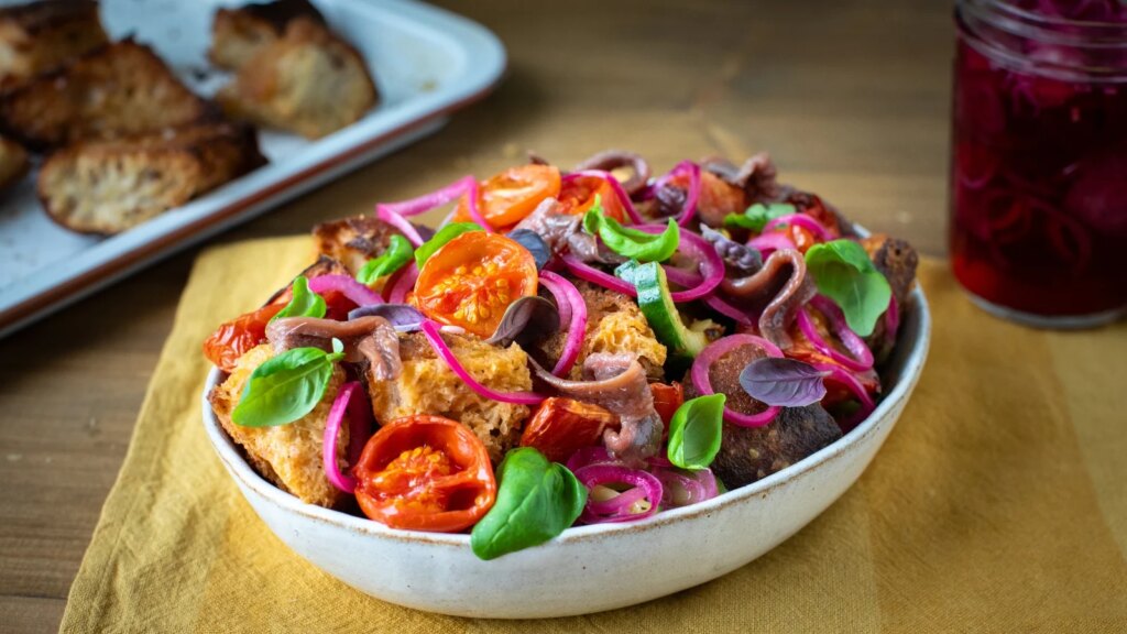Kochen Sie wie ein Koch: Panzanella-Salat mit langsam gerösteten Tomaten und eingelegten roten Zwiebeln