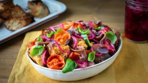 Kochen Sie wie ein Koch: Panzanella-Salat mit langsam gerösteten Tomaten und eingelegten roten Zwiebeln