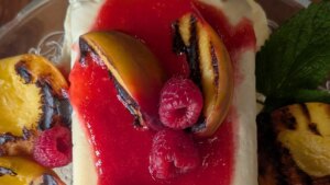 Lilly's Honigeis mit Himbeercoulis
