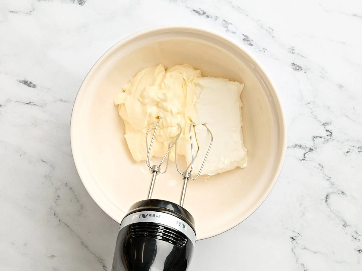 Mayo und Frischkäse in einer Schüssel mit einem Handmixer verrühren.
