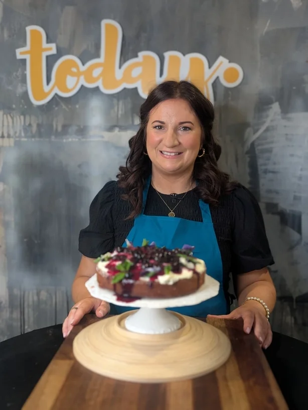 Dee Freney mit ihrem Zitronen-Beeren-Kuchen