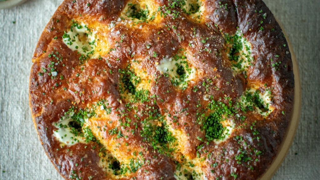 Kochen wie ein Koch: gebackenes Kartoffelbrot mit Sauerrahm und Schnittlauch