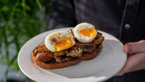 Kochen wie ein Koch: Pilze auf Toast mit pochiertem Ei und Estragon (Pilz-Gewürztrick)