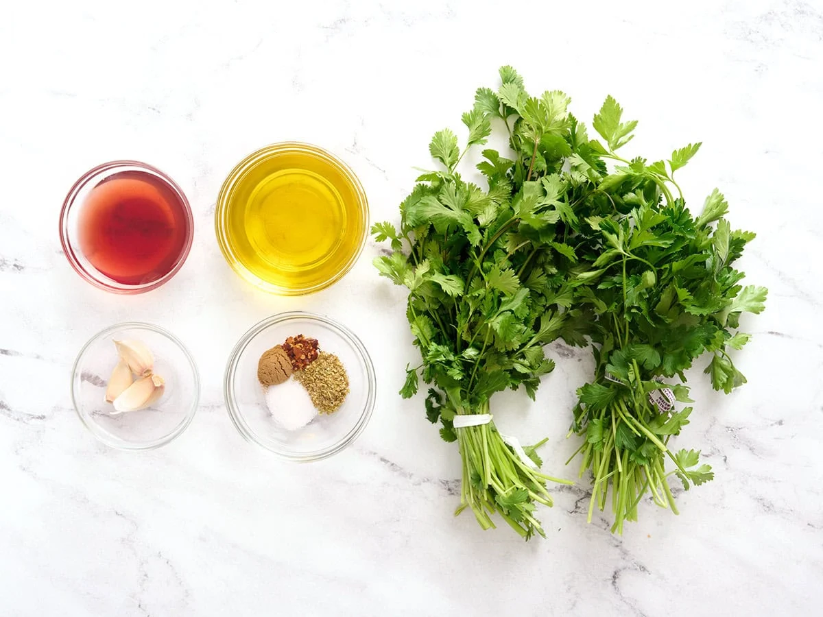 Die Zutaten für Chimichurri.