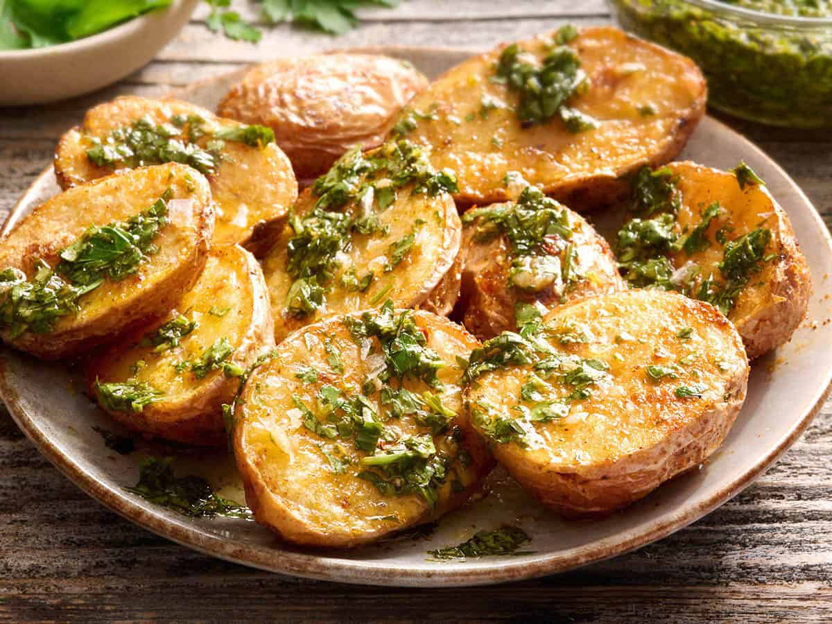 Chimichurri-Sauce auf Heißluftfritteuse-Kartoffeln träufeln.