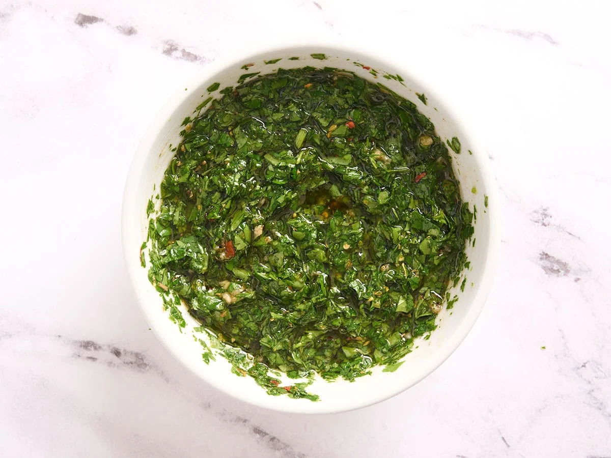Eine fertige Schüssel Chimichurri.