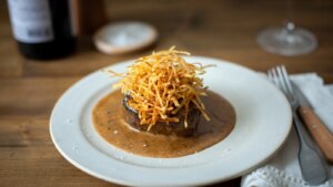 Kochen Sie wie ein Chefkoch: Filetsteak „au poivre“ mit Pommes Frites