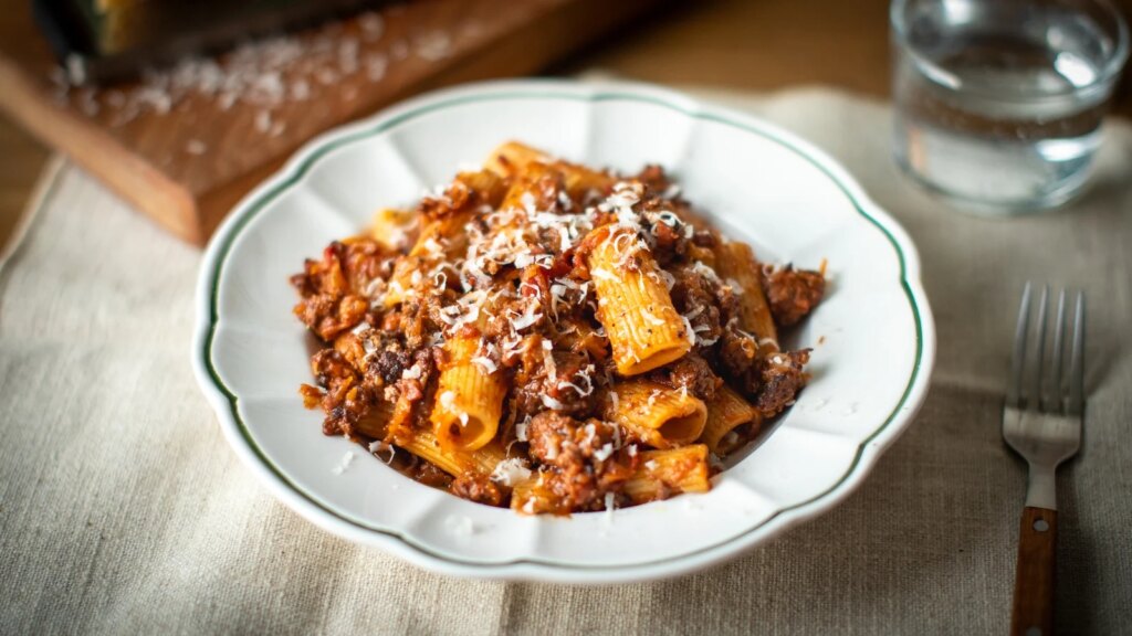 Kochen wie ein Koch: Reichhaltige Bolognese mit Rigatoni