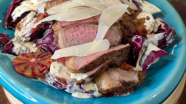 Ein Teller Steak mit Käse und Blutorange