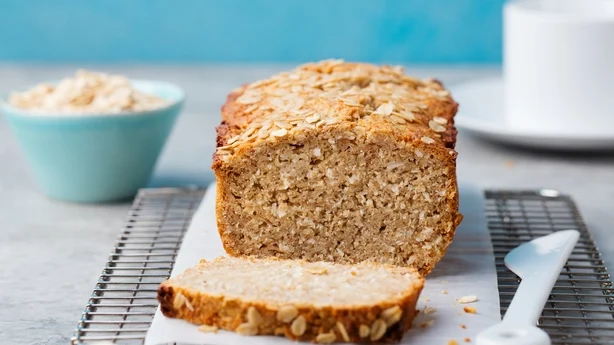 Gesundes veganes Hafer- und Kokosnussbrot, Kuchen auf einem Kühlregal mit grauem Steinhintergrund