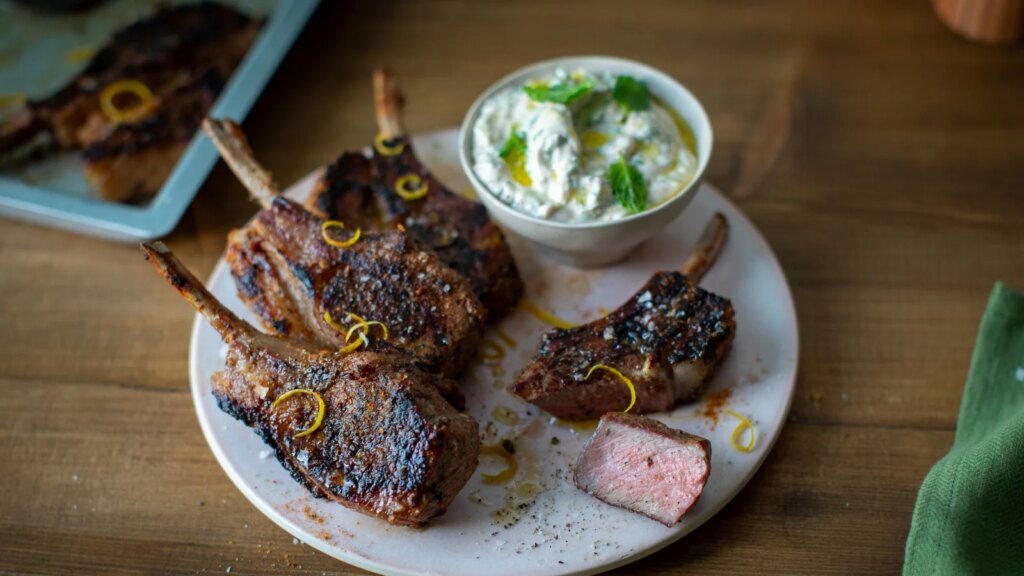 Kochen Sie wie ein Koch: Gegrillte Lammkoteletts mit Minze und Joghurt