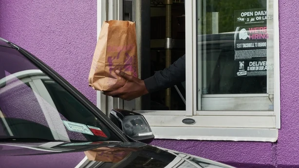 Drive-in-Kunde in einem Taco Bell-Restaurant