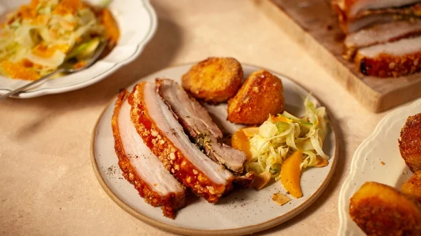 Langsam gebratener Schweinebauch mit knusprigen Kartoffeln