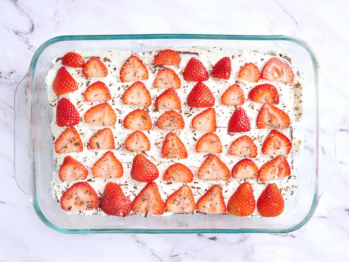 Ein Schokoladen-Erdbeer-Eisbox-Kuchen.