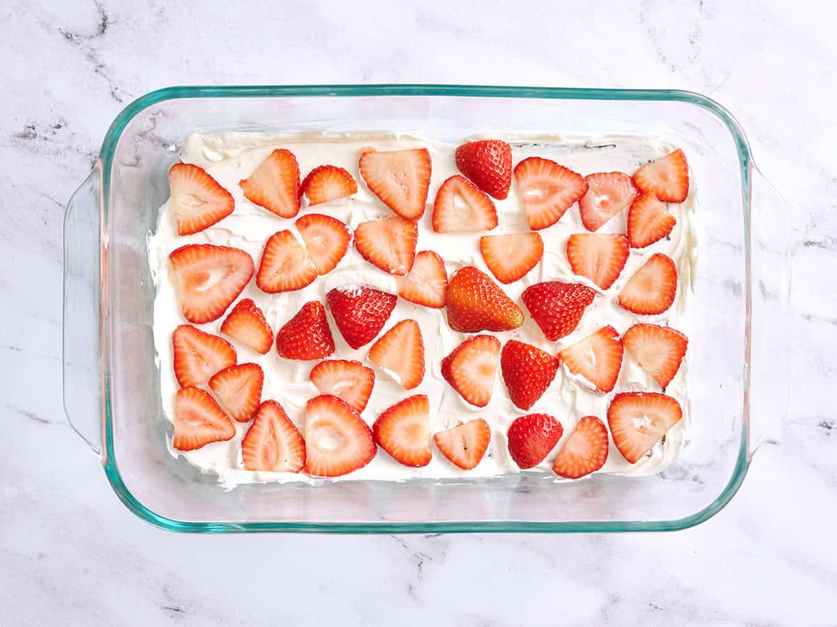 Geschichtete Erdbeeren in einer Auflaufform.