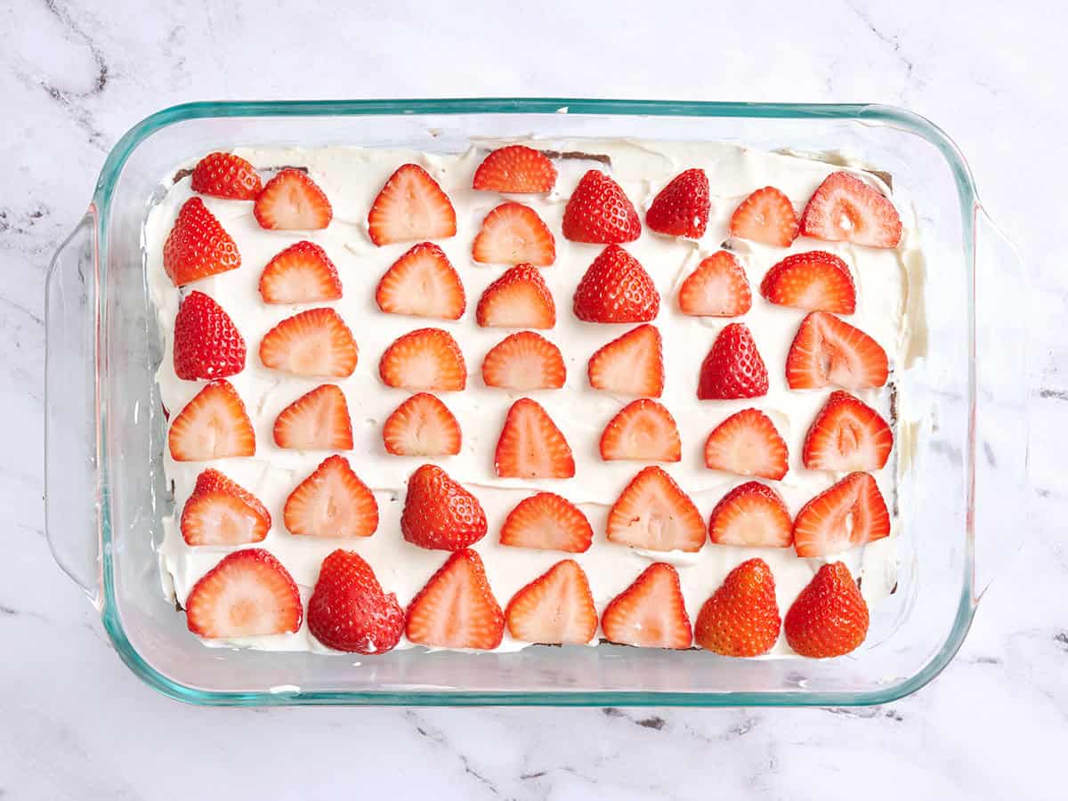 Erdbeeren geschichtet über einem Schokoladen-Eisschrankkuchen.