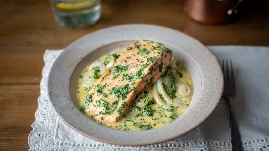Lachs „en papillote“ mit Lauch, Fenchel und Buttersauce