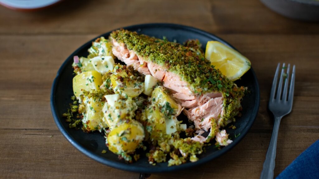 Lachs in Sauerteigkruste mit gehacktem Ei und Kartoffelsalat