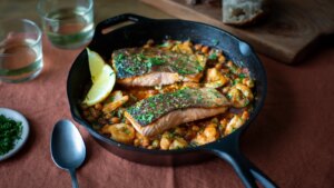 Gebratener Lachs mit Garnelen und Kichererbsen „Pil Pil“