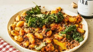 Sophie Macfies pikante Gnocchi-Bowl mit knusprigem Grünkohl