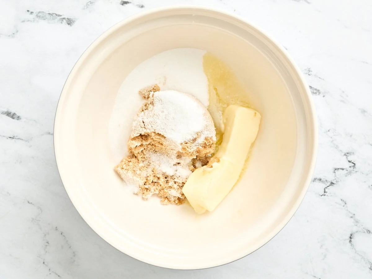 Weißer und brauner Zucker in einer Schüssel mit Butter.