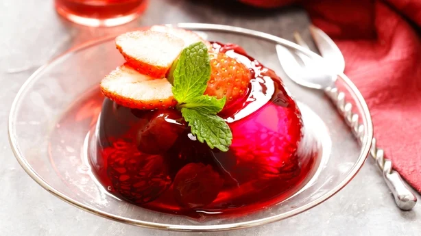 Beerenfruchtgelee mit frischen Früchten – Sommerdessert