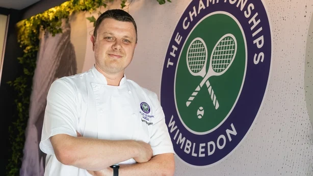 Chefkoch Sam Morgan posiert für ein Foto im Rosewater Pavilion