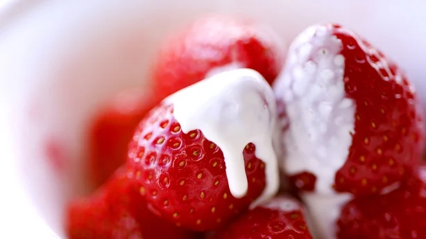 Erdbeeren und Sahne am vierten Tag der Wimbledon Championships 2022 im All England Lawn Tennis and Croquet Club, Wimbledon. Bilddatum: Donnerstag, 30. Juni 2022.