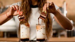 Eine Anleitung für die Zubereitung köstlichen Eiskaffees zu Hause