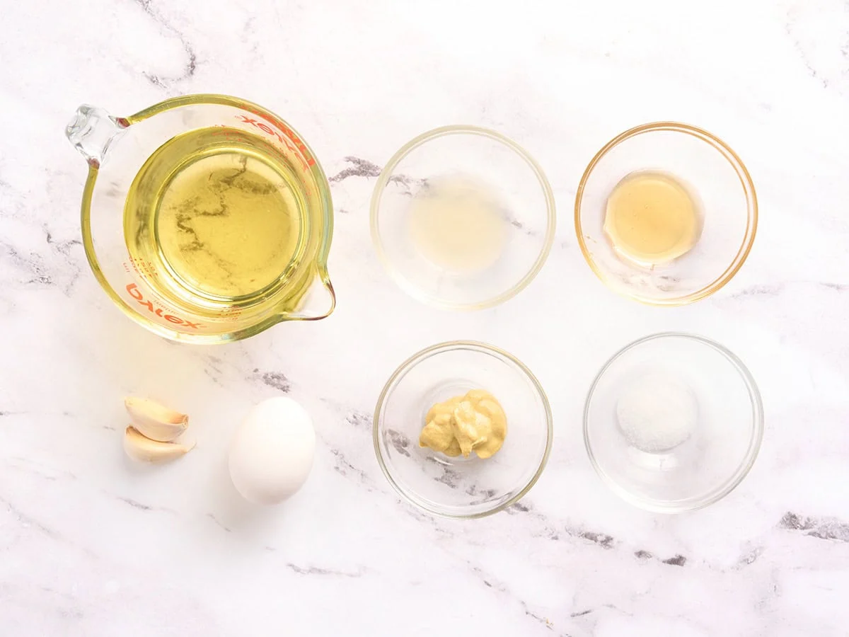 Die Zutaten für hausgemachte Knoblauch-Aioli.