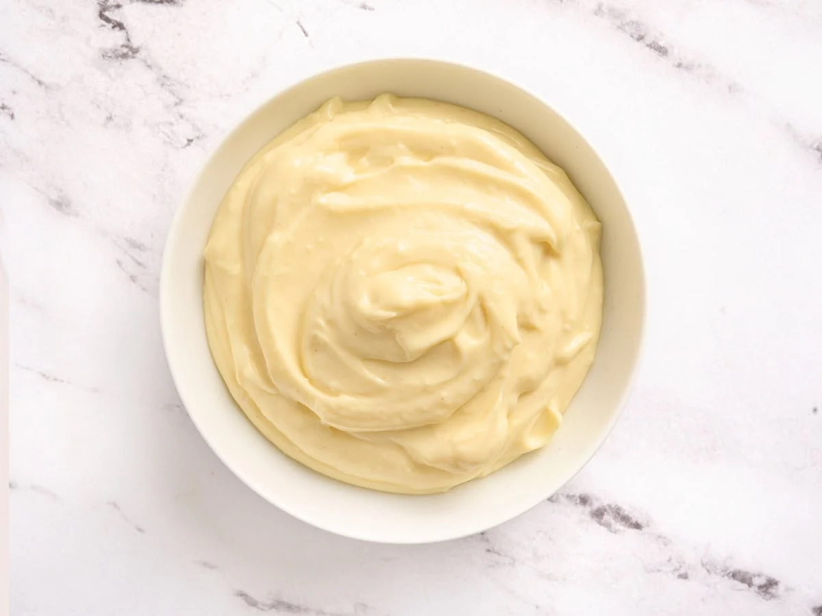 Blick von oben auf eine Schüssel mit hausgemachter Knoblauch-Aioli.