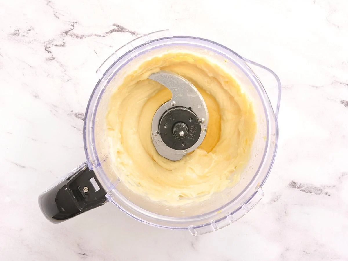 Honig und Zitronensaft mit Knoblauch-Aioli in eine Küchenmaschine geben.