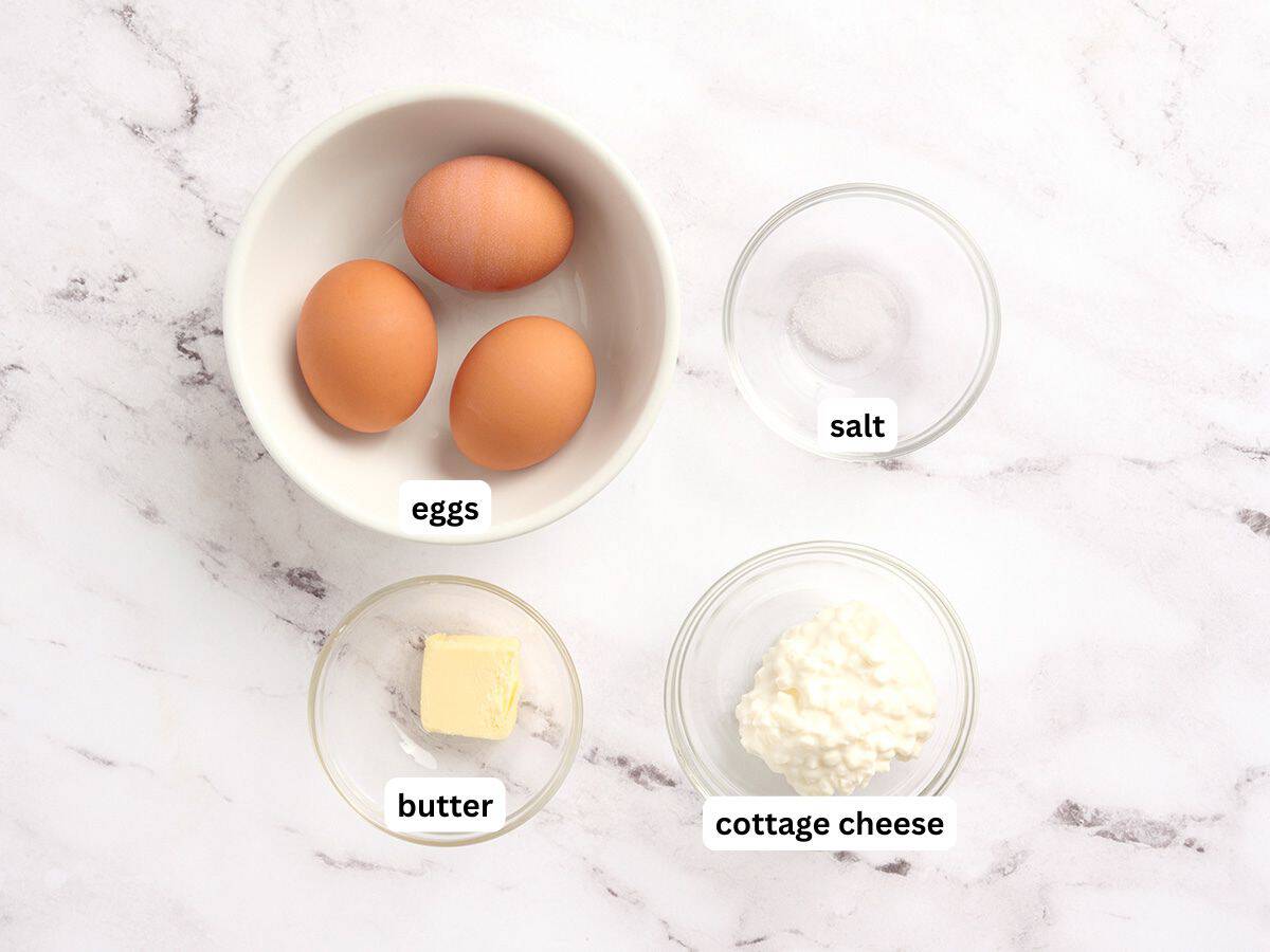 Die Zutaten für die Herstellung von Hüttenkäse-Eiern mit Etiketten.