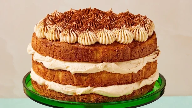ein Kuchen auf einem grünen Ständer