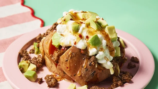 Eine Ofenkartoffel mit Chili