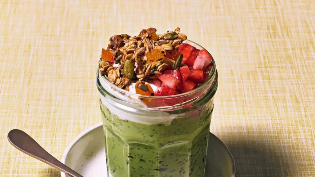 Emma Petersens Matcha-Erdbeer-Chia-Pudding