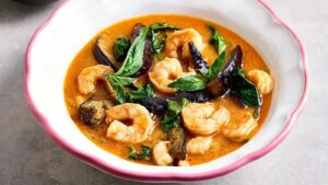 Rotes Thai-Curry von Joe Wicks mit Garnelen