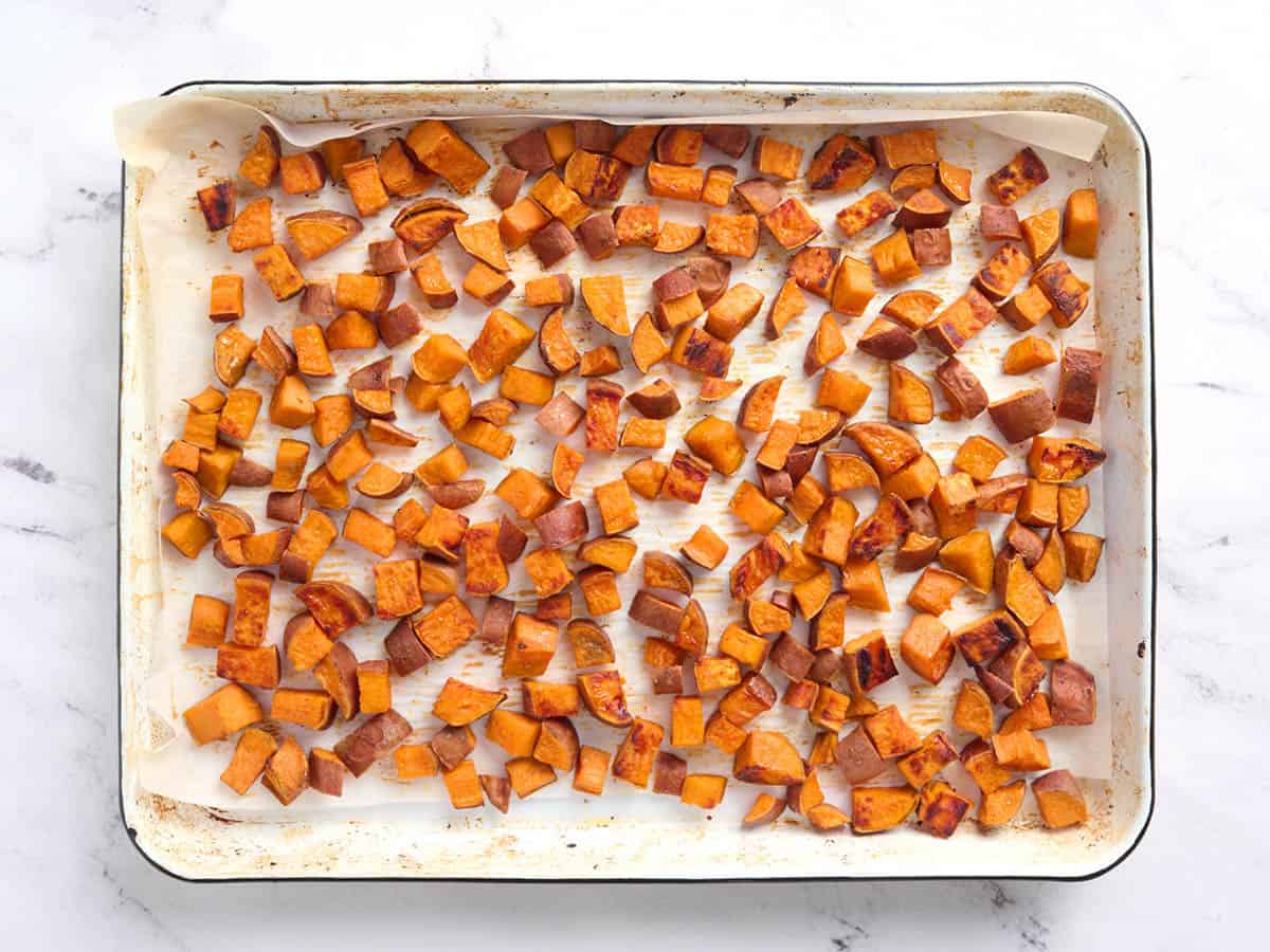 Geröstete Süßkartoffeln auf einem Backblech.