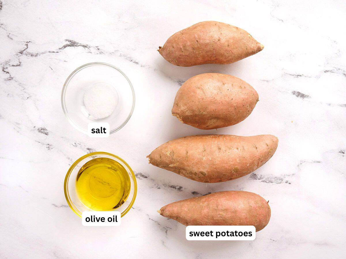 Die Zutaten für die Zubereitung von Bratkartoffeln mit Zutatenetiketten.