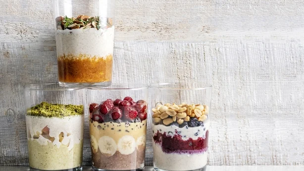 Hafer – Lebensmittel, Glas, Haferflocken, Mousse – Dessert, Essen und Trinken, Essen, Trinken, Brei, Frühstück, Antioxidans, Beere, Frühstück, Chiasamen, Joghurt, Milch, Obst, Erdnuss, Mandel, Pflanzenmilch